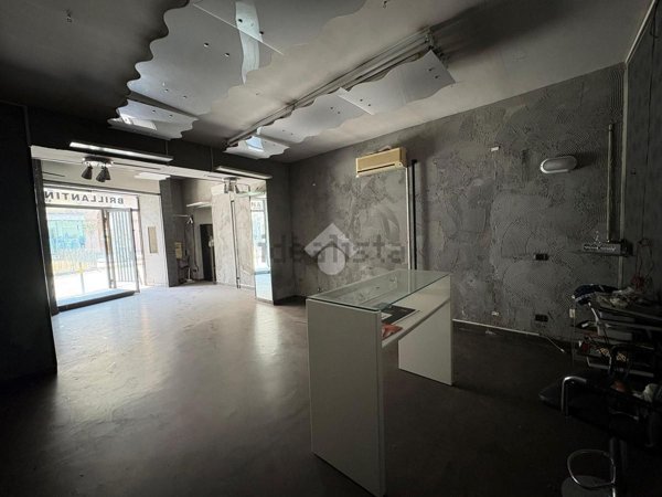 locale commerciale in vendita a Marano di Napoli in zona Centro Città