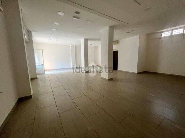 locale commerciale in vendita a Marano di Napoli in zona Centro Città