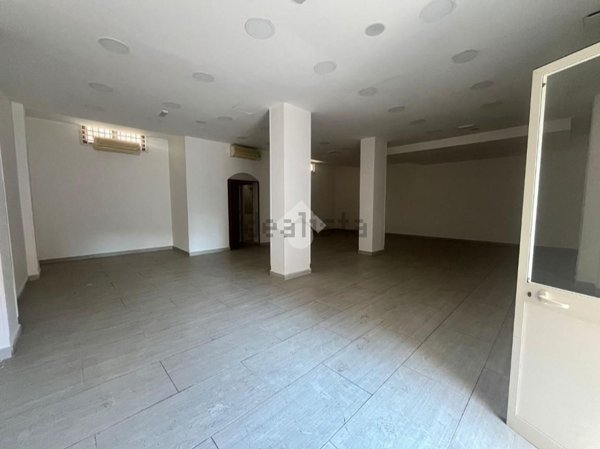 locale commerciale in vendita a Marano di Napoli in zona Centro Città