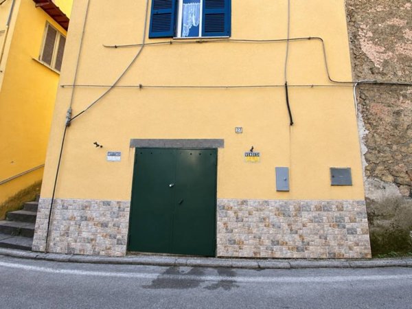 locale commerciale in vendita a Marano di Napoli in zona Centro Città