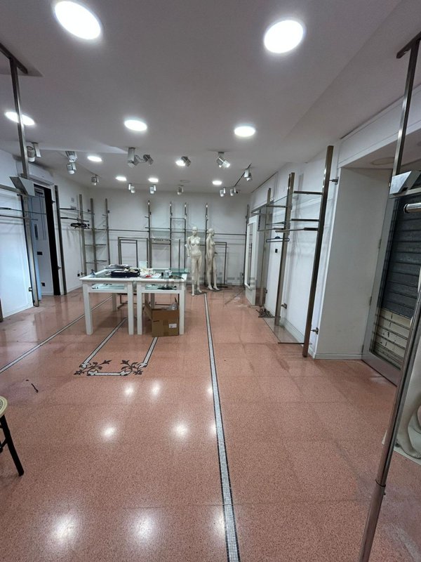 locale commerciale in vendita a Marigliano