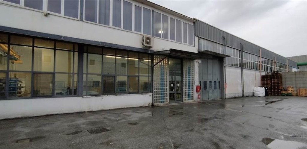 locale commerciale in vendita a Marigliano in zona Lausdomini