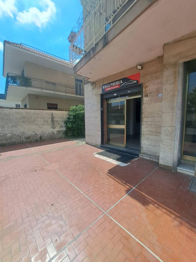 locale commerciale in vendita a Marigliano in zona Lausdomini