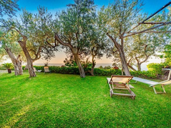 casa indipendente in vendita a Massa Lubrense in zona Marciano