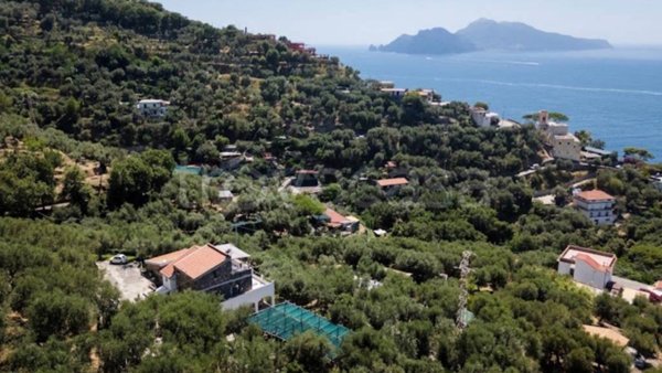 casa indipendente in vendita a Massa Lubrense in zona Marciano