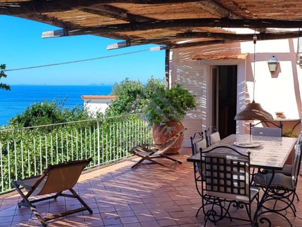 casa indipendente in vendita a Massa Lubrense in zona Marciano