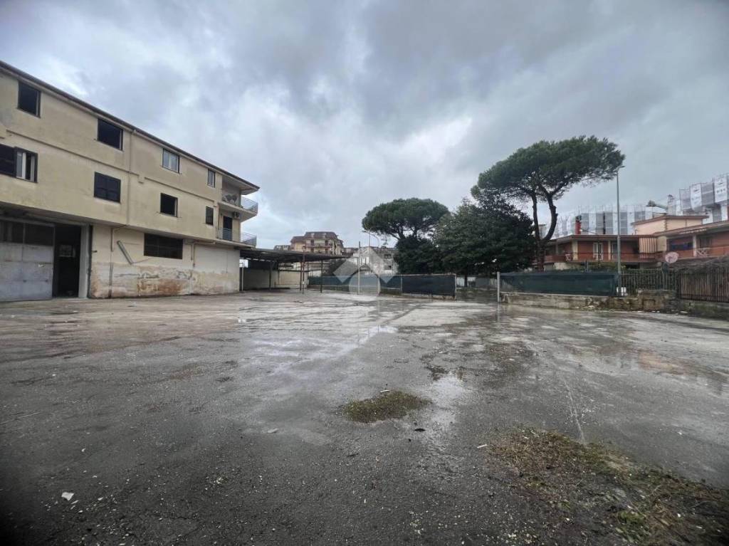 locale commerciale in vendita a Melito di Napoli