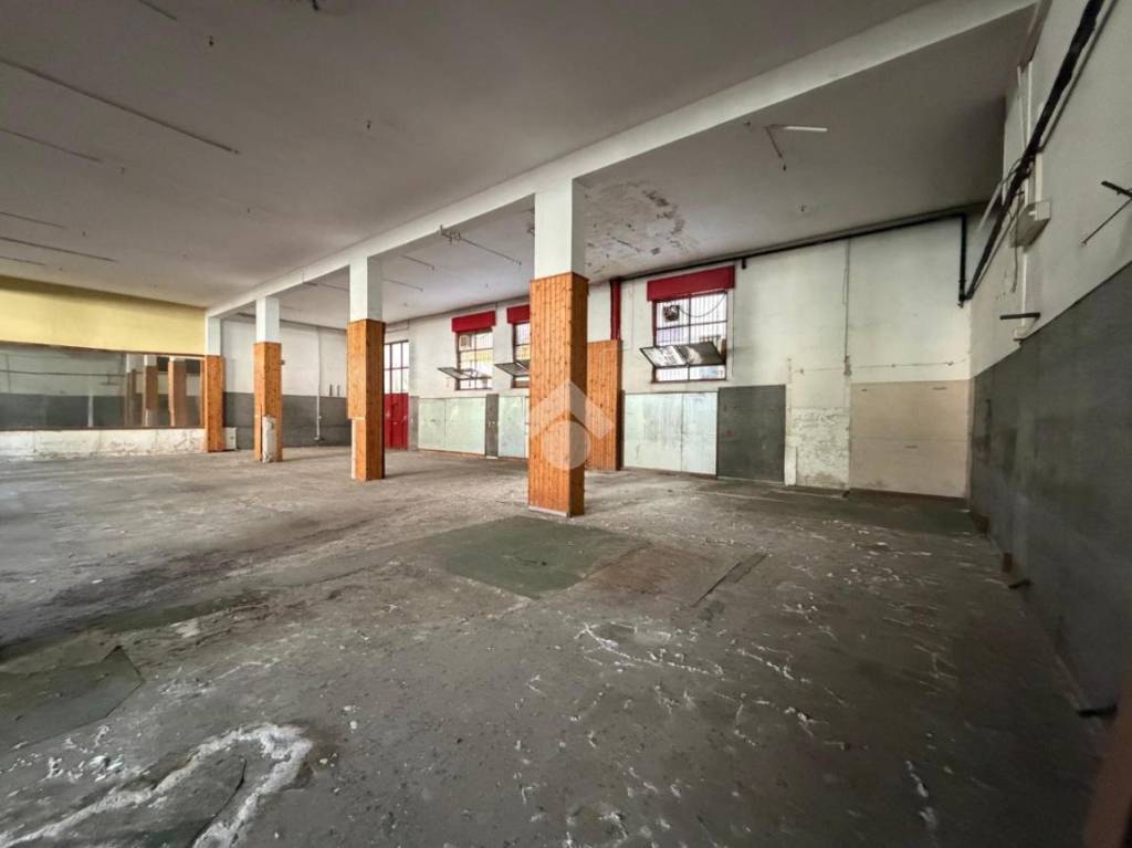 locale commerciale in vendita a Melito di Napoli