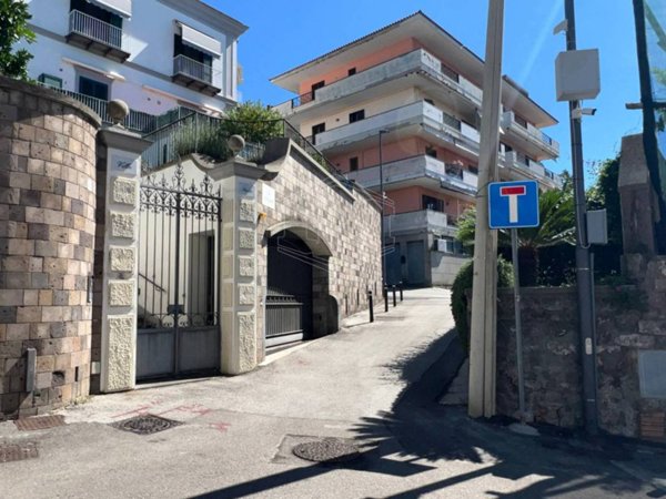 locale commerciale in vendita a Meta