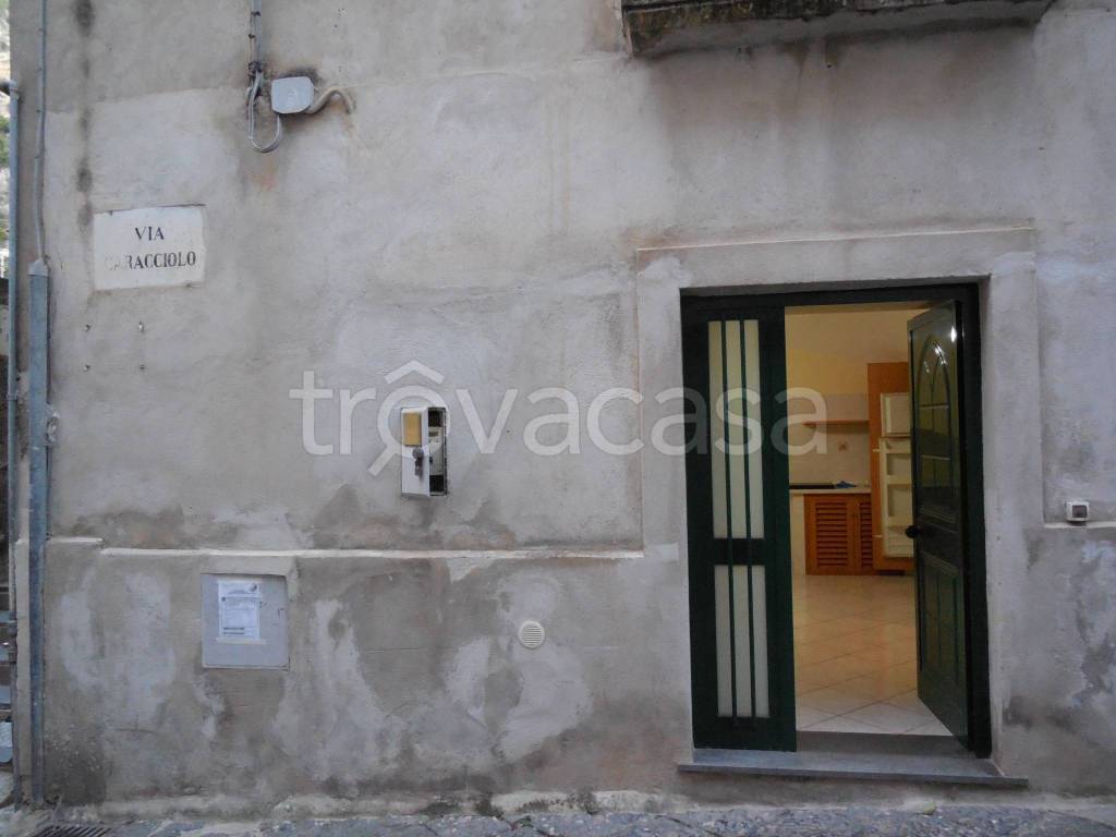 locale commerciale in vendita a Meta