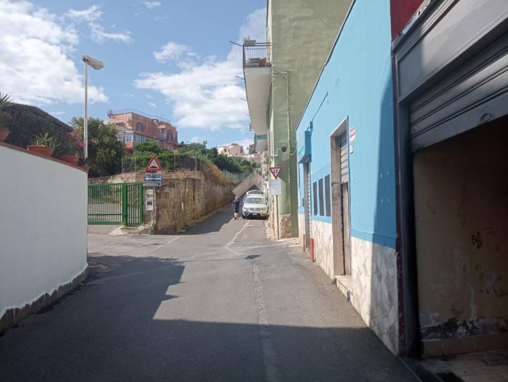 locale di sgombero in vendita a Monte di Procida
