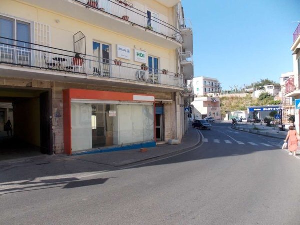 locale commerciale in vendita a Monte di Procida