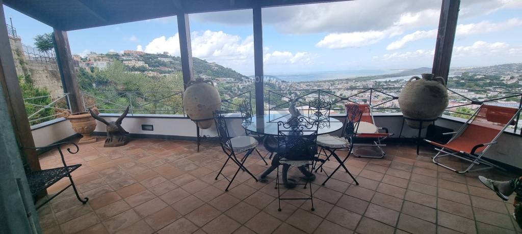 casa indipendente in vendita a Monte di Procida in zona Torregaveta