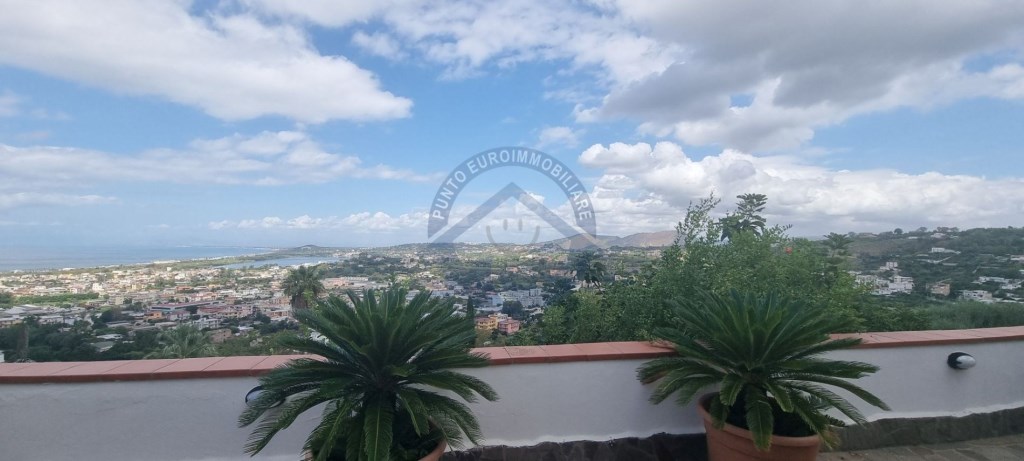 casa indipendente in vendita a Monte di Procida in zona Torregaveta