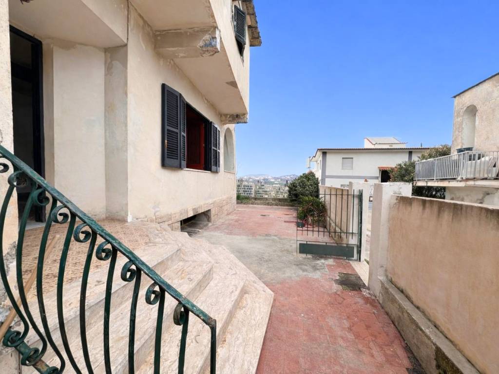 appartamento in vendita a Monte di Procida in zona Torregaveta