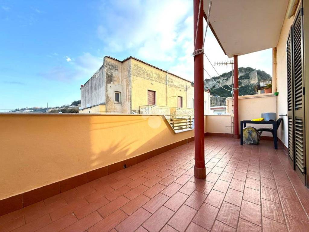 appartamento in vendita a Monte di Procida in zona Torregaveta