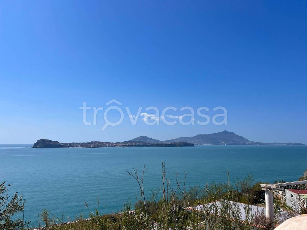 casa indipendente in vendita a Monte di Procida