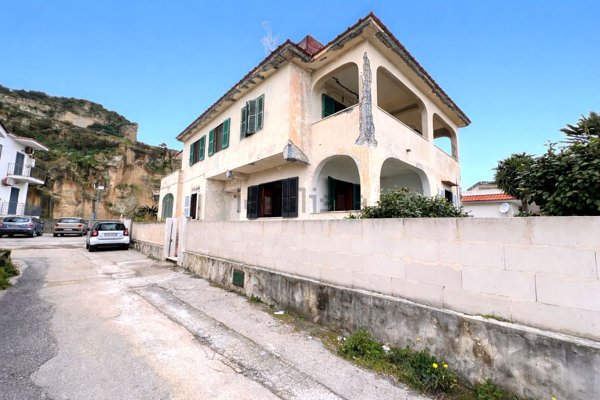appartamento in vendita a Monte di Procida in zona Torregaveta