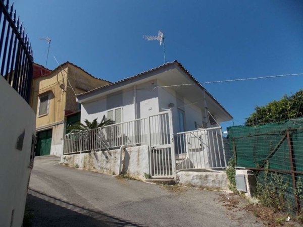 casa indipendente in vendita a Monte di Procida in zona Torregaveta