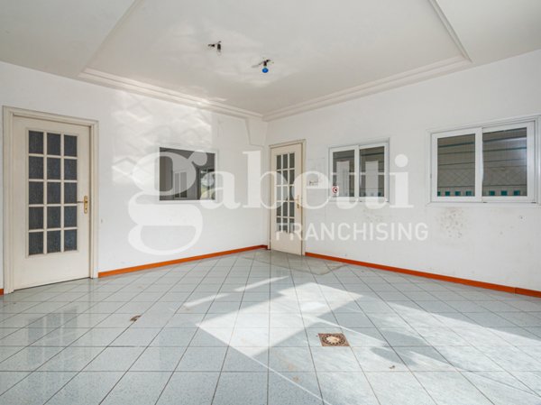 locale commerciale in vendita a Mugnano di Napoli
