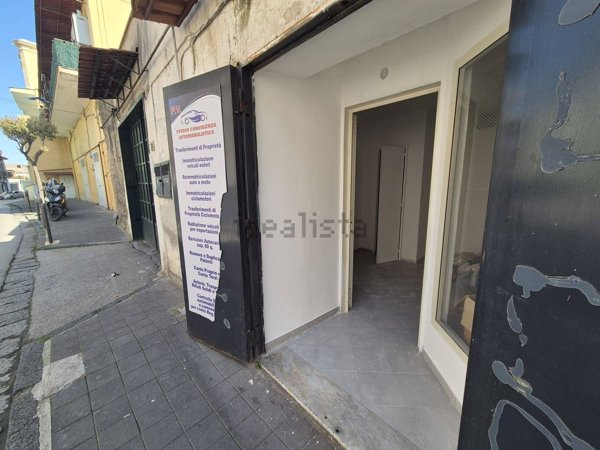 locale commerciale in vendita a Mugnano di Napoli