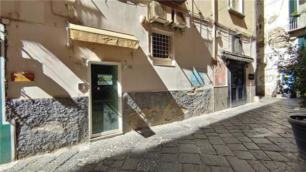 locale commerciale in vendita a Napoli in zona Chiaia