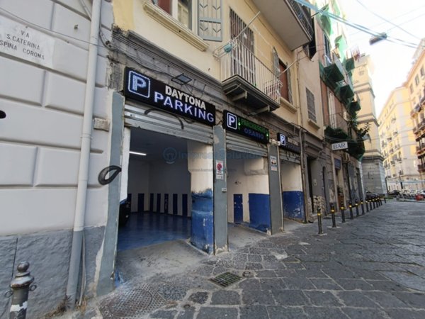 locale commerciale in vendita a Napoli in zona Pendino / San Giuseppe
