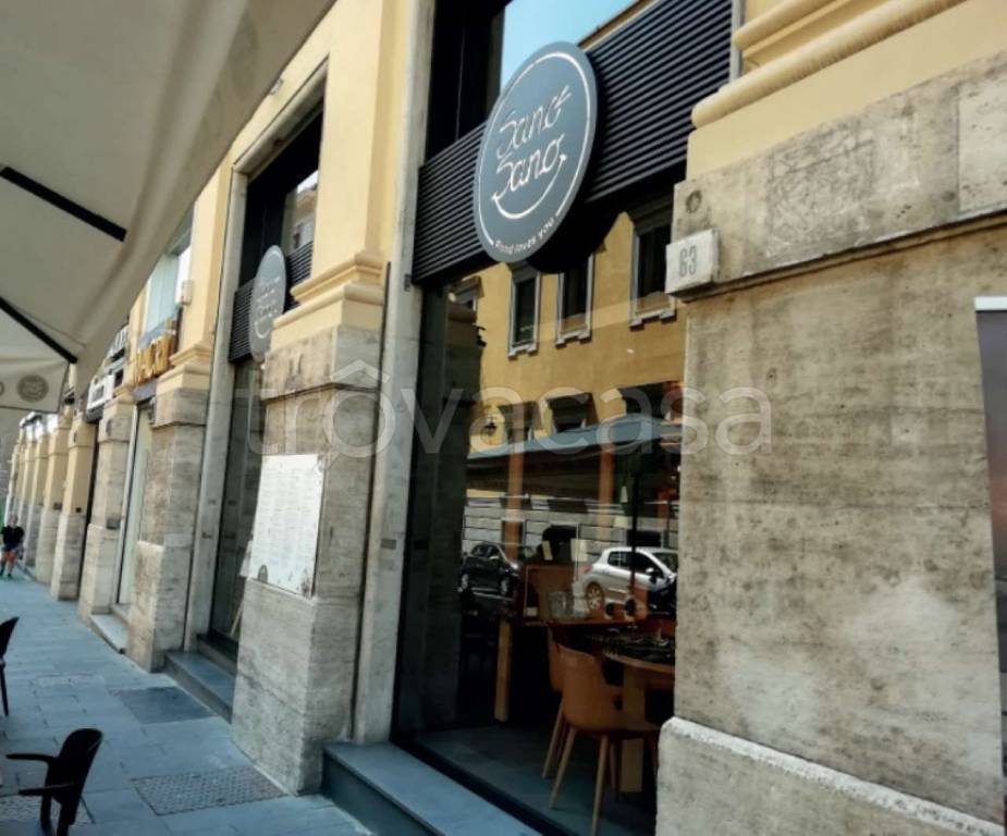 locale commerciale in vendita a Napoli in zona Porto