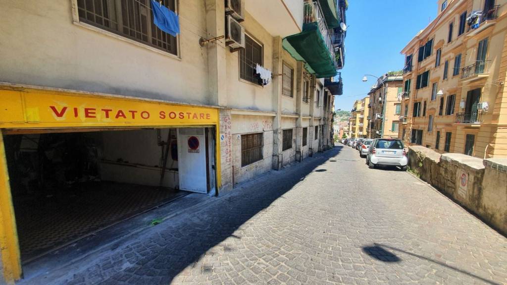 locale di sgombero in vendita a Napoli in zona Stella