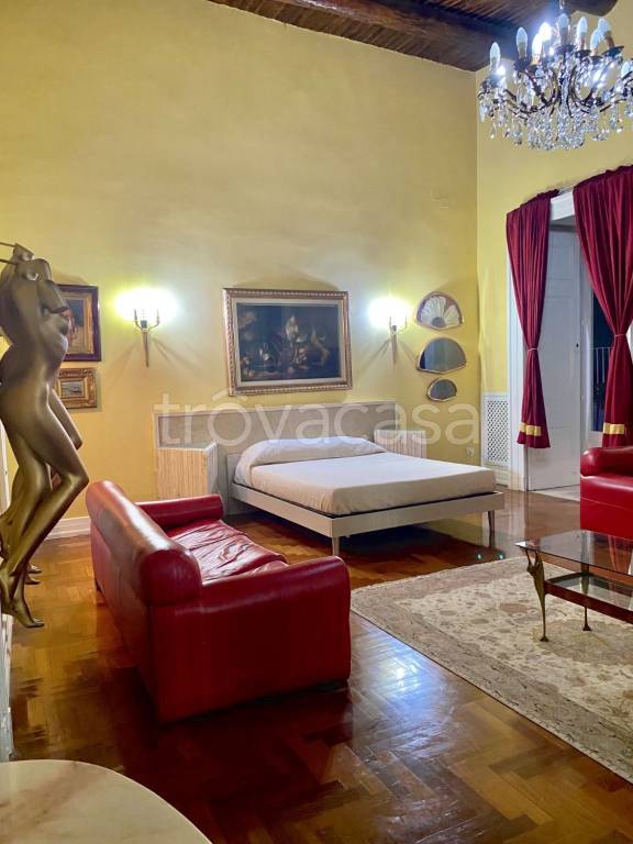 appartamento in vendita a Napoli in zona Chiaia