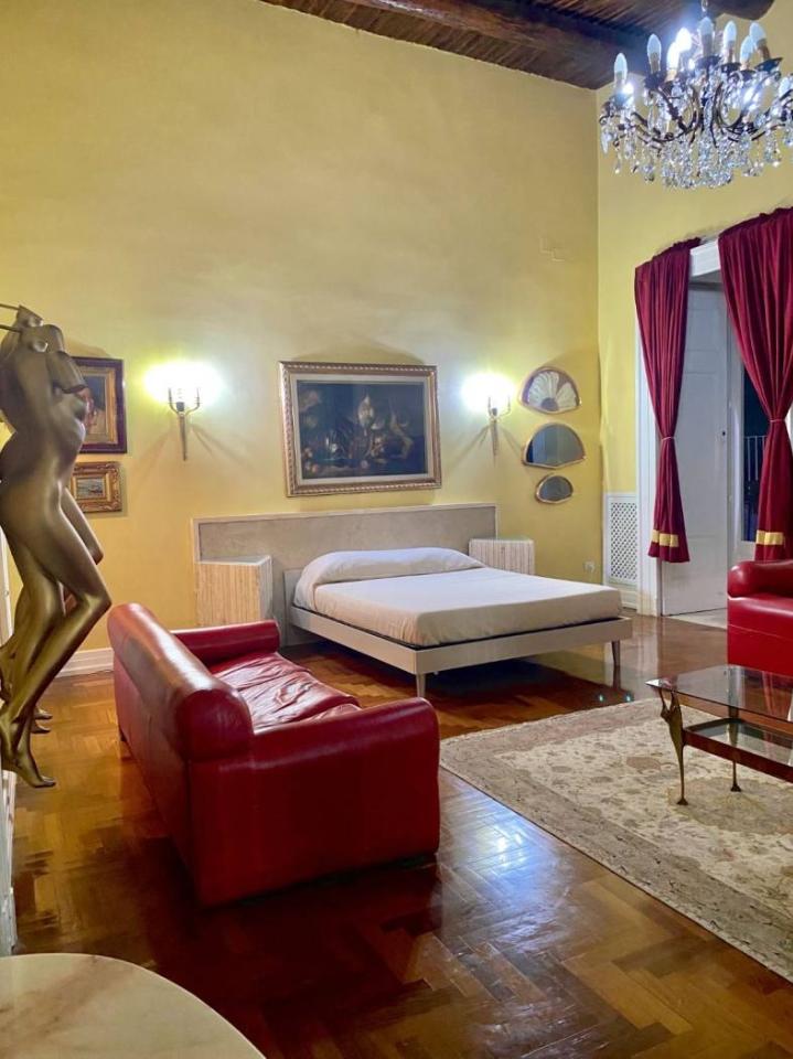 appartamento in vendita a Napoli in zona Chiaia