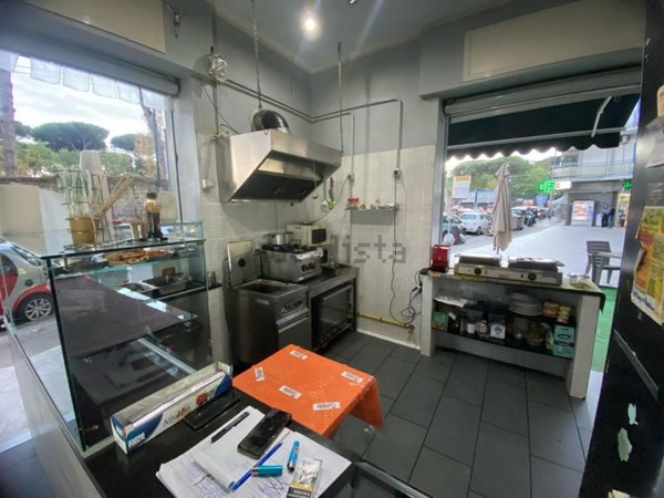 locale commerciale in vendita a Napoli in zona Pendino / San Giuseppe