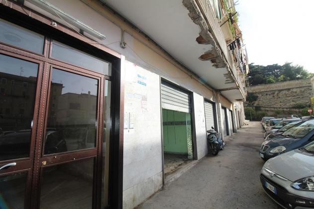 negozio in vendita a Napoli in zona Piscinola