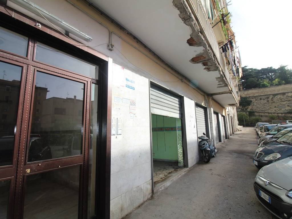 negozio in vendita a Napoli in zona Capodimonte / Colli Aminei