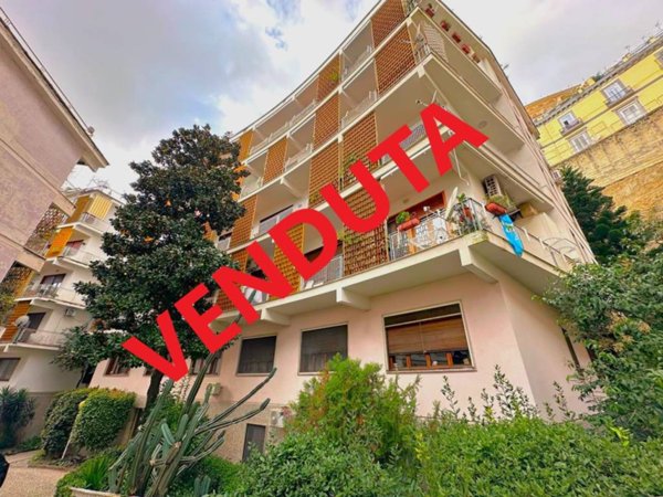 appartamento in vendita a Napoli in zona Chiaia