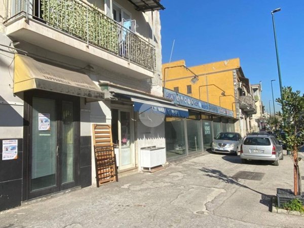locale commerciale in vendita a Napoli in zona Secondigliano
