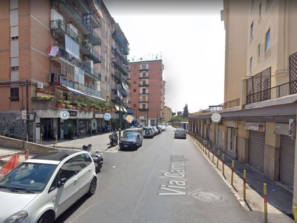 locale commerciale in vendita a Napoli in zona Fuorigrotta