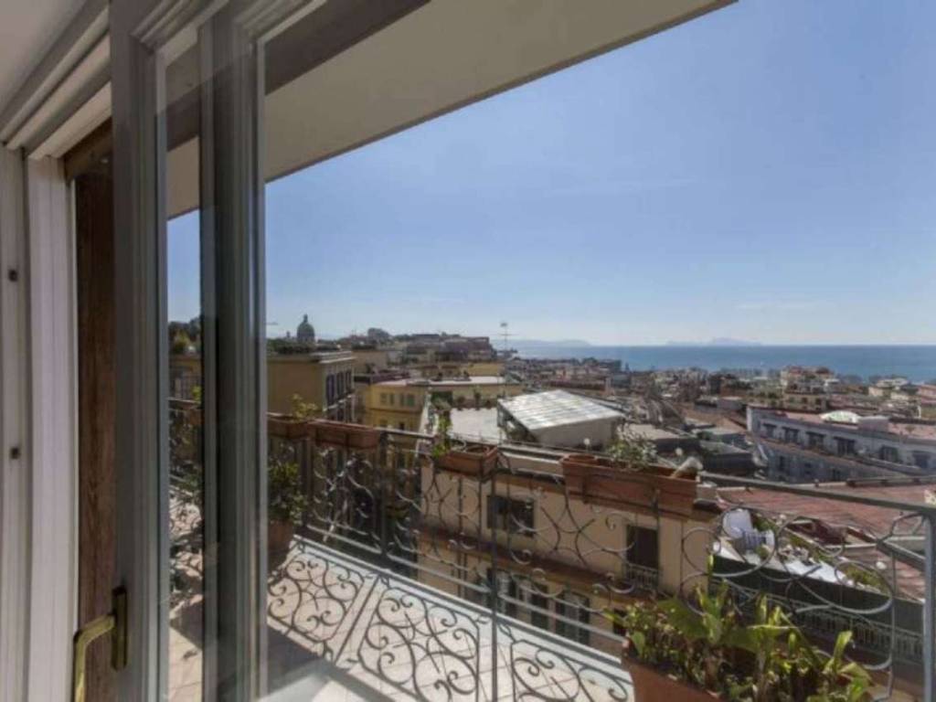 appartamento in vendita a Napoli in zona Chiaia