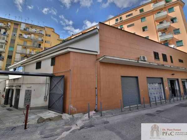 negozio in vendita a Napoli in zona Fuorigrotta