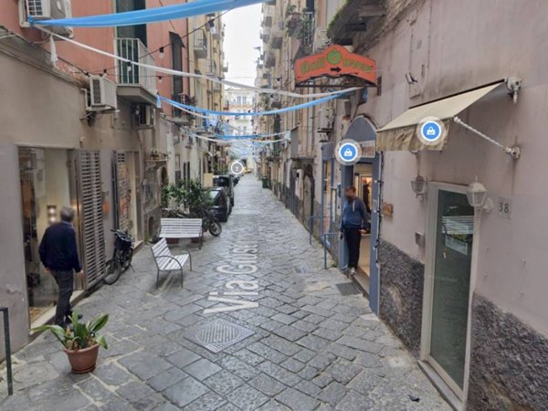 negozio in affitto a Napoli in zona Chiaia