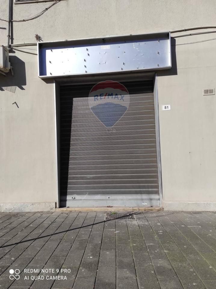 locale commerciale in vendita a Napoli in zona Capodichino