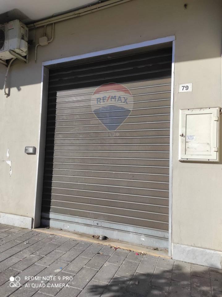 locale commerciale in vendita a Napoli in zona Capodichino