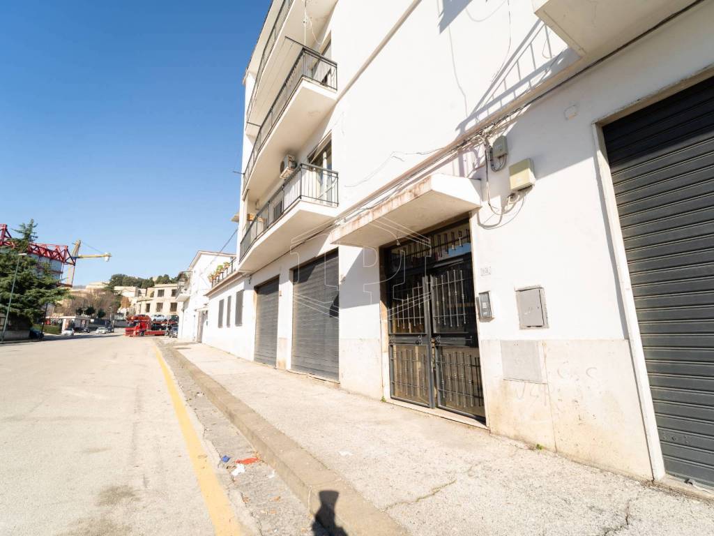 locale commerciale in vendita a Napoli in zona Poggioreale