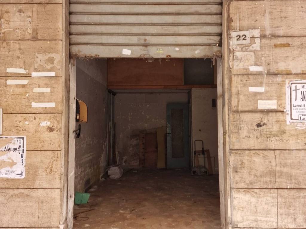 negozio in vendita a Napoli in zona Secondigliano
