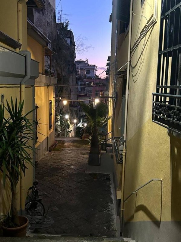 appartamento in vendita a Napoli in zona Chiaia