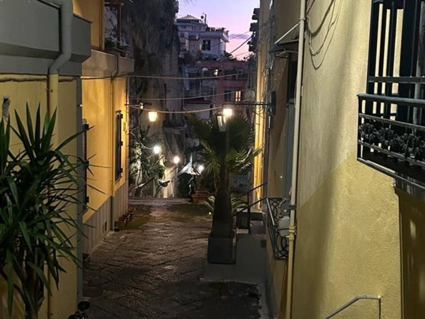 appartamento in vendita a Napoli in zona Chiaia