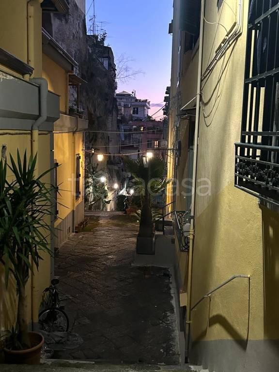 appartamento in vendita a Napoli in zona Chiaia