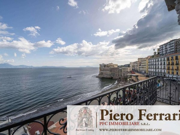 appartamento in vendita a Napoli in zona Chiaia