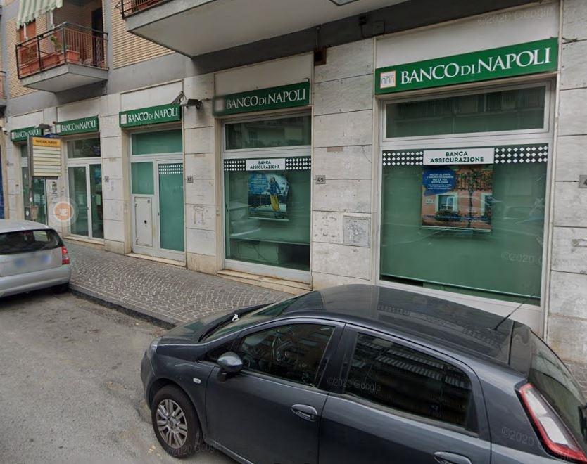 locale commerciale in vendita a Napoli in zona Capodimonte / Colli Aminei