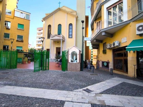 locale commerciale in vendita a Napoli in zona Arenella